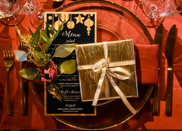 how-to-plan-an-unforgettable-office-holiday-party-5 Holiday Party Place Setting