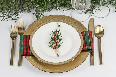 planning-your-holiday-parties-is-simple-with-help-from-aays-2 Holiday Place Setting