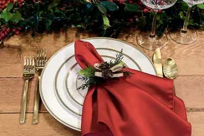 planning-your-holiday-parties-is-simple-with-help-from-aays-5 Holiday Place Setting
